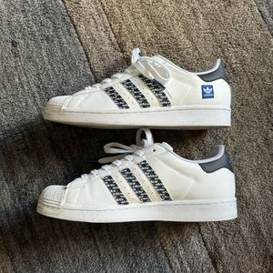 White Adidas superstar nearly in completely brand new condition